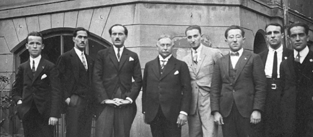 Tarihi bir grup fotoğrafı, 20. yüzyıl başlarında gemi yolculuğu için toplanmış Türk denizciler ve liderler.